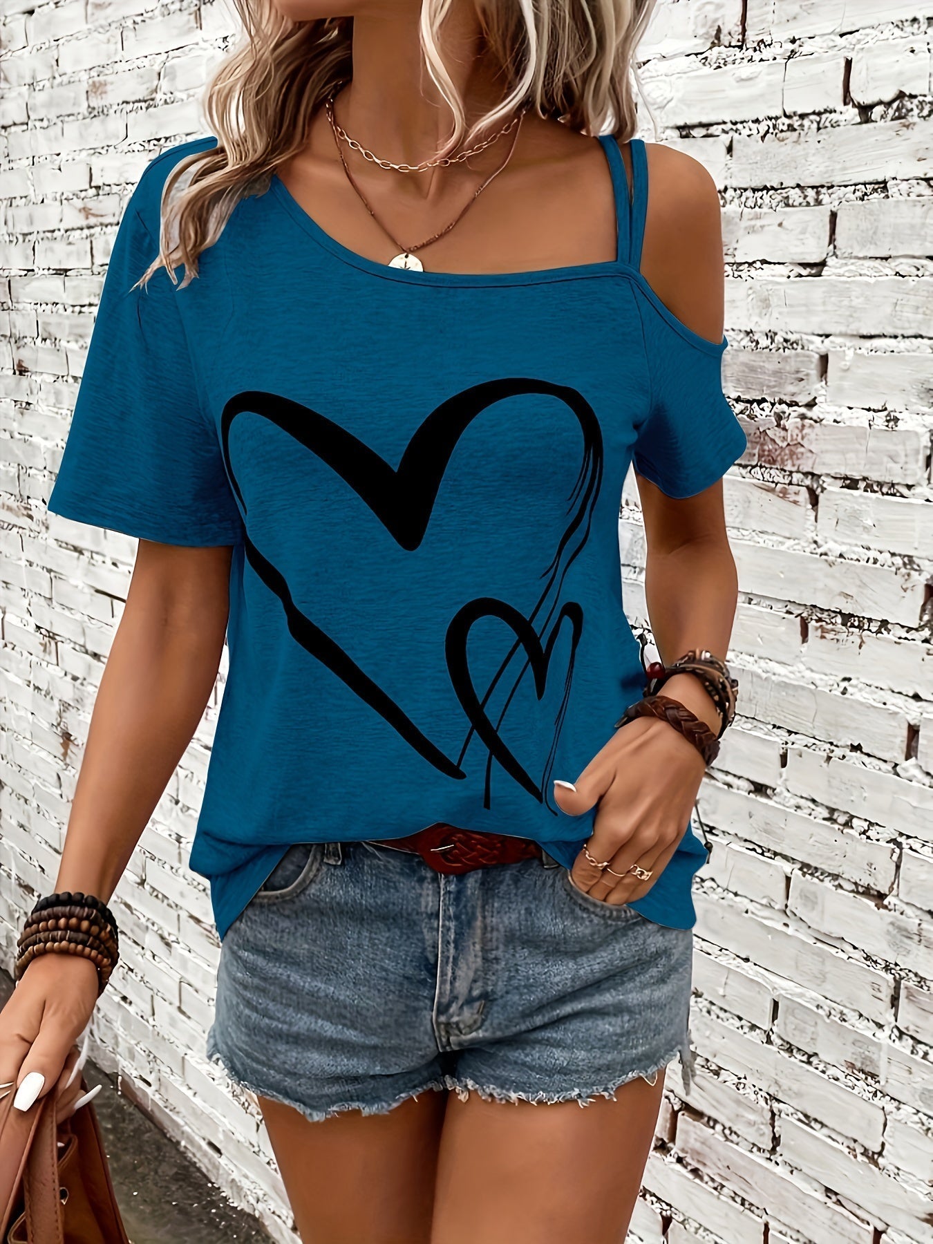 Trudy | T-shirt met blote schouder